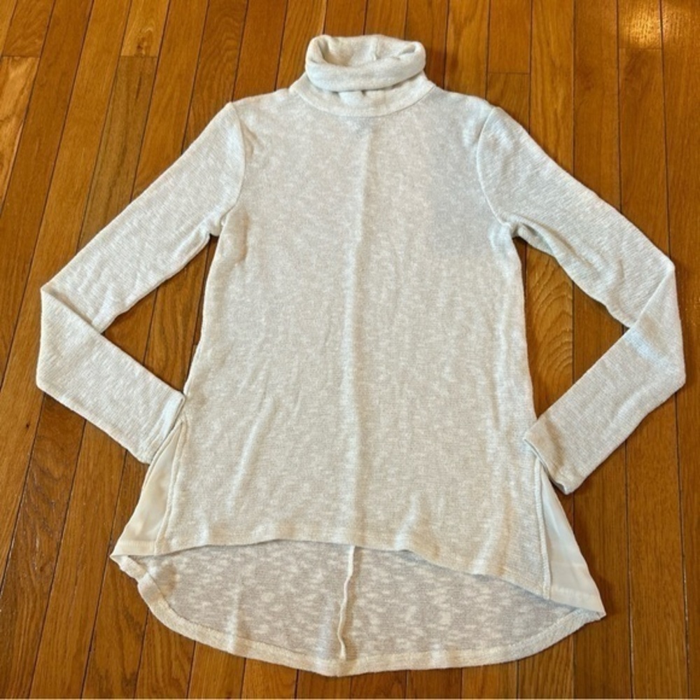 White House Black Market off-White Silver Sparkle Long Sleeve HiLo TurtleNeck XS
